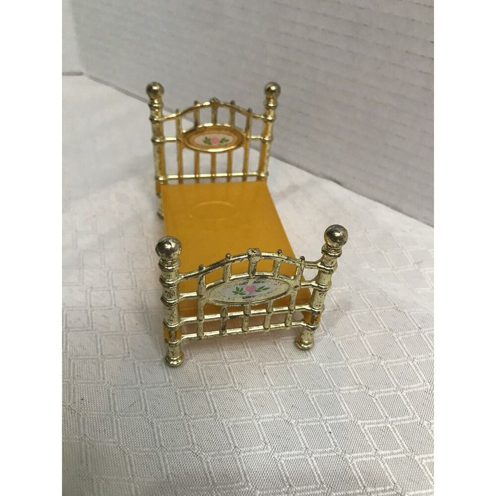 Vintage Mattel 1980 The Littles Miniature Dollhouse Bed Metal & Plastic - Picture 2 of 3
